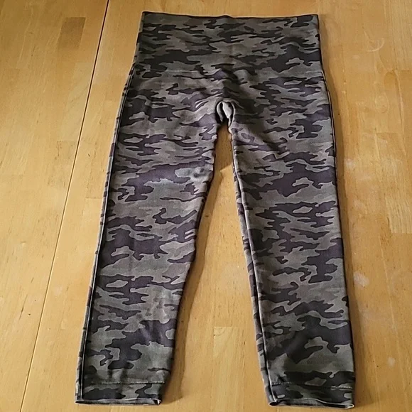 New SPANX Cropped Camo Leggings - Picture 7 of 7